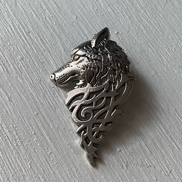Silver Wolf Head Brooch - Picture 1 of 3